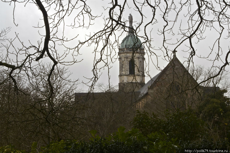 Церковь Notre-Dame en Saint-Melaine. Вид из парка. Ренн, Франция
