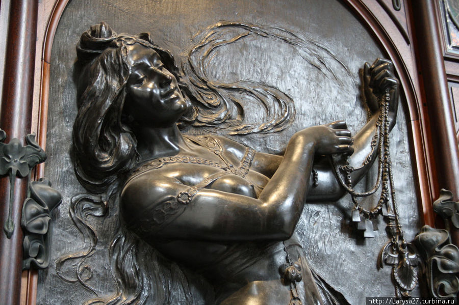 Деталь фасада магазина Деталь фасада магазина