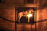 Этот стенд с прорезанным лошадиным контуром установлен около Королевского дворца., днем он не интересен, а ночью — наоборот.