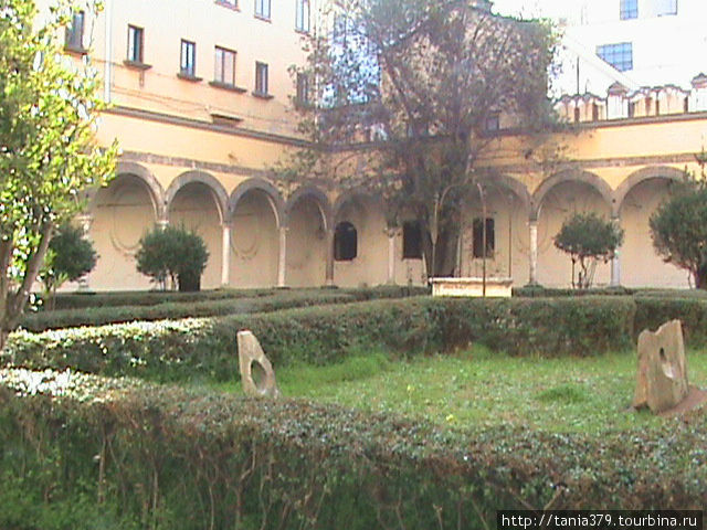 Монастырский дворик церкви Санта Мария ла Нова. Неаполь, Италия