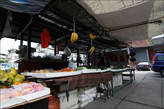 На площади находится небольшой рыночек, где можно прикупить вяленого мяса и бананов и отправится дальше, смотреть Фанлинг
