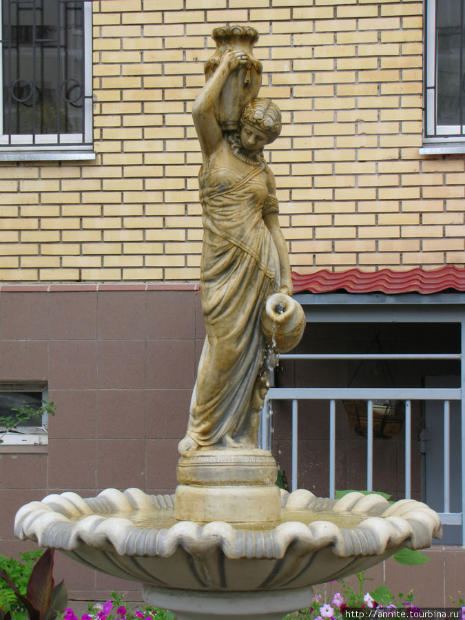 Скульптура в том же дворике. Раменское, Россия