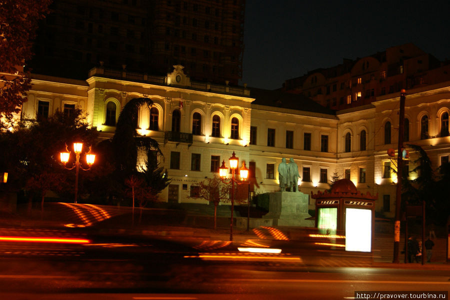 Проспект Руставелли ночью Тбилиси, Грузия Проспект Руставелли ночью Тбилиси, Грузия