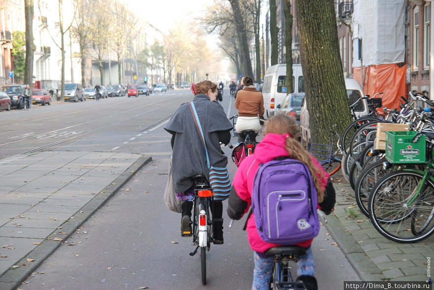 Вы много раз слышали, но велосипед в Нидерландах это полноценный участник дорожного движения. Ездят на нем все, от мала до велика. На улицах мало пешеходов и много велосипедистов. Нереально удобные велосипедные дорожки. С одной стороны улицы велосипедное движение в одну сторону, с другой в другую. Амстердам, Нидерланды