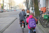 Вы много раз слышали, но велосипед в Нидерландах это полноценный участник дорожного движения. Ездят на нем все, от мала до велика. На улицах мало пешеходов и много велосипедистов. Нереально удобные велосипедные дорожки. С одной стороны улицы велосипедное движение в одну сторону, с другой в другую.