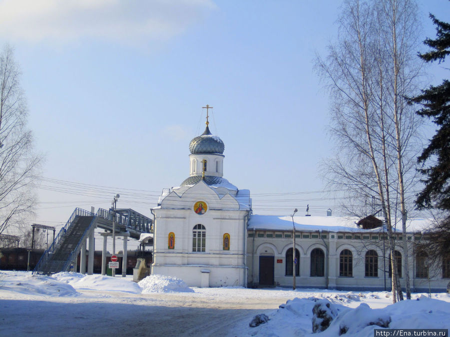 Церковь Николая Чудотворца (Свято-Никольская) при железнодорожном вокзале провожает нас домой Буй, Россия