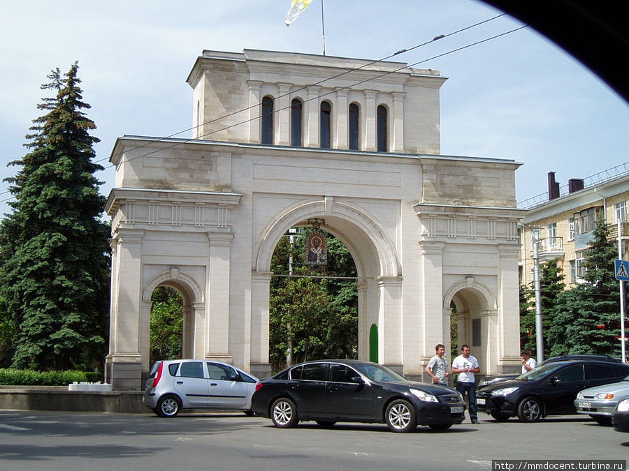 Восстановленная триумфальная арка в честь победы над Наполеоном. Ставрополь, Россия