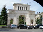 Восстановленная триумфальная арка в честь победы над Наполеоном.