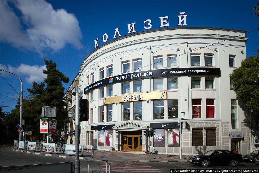 Один из самых дорогих в городе торговых центров. Новороссийск, Россия