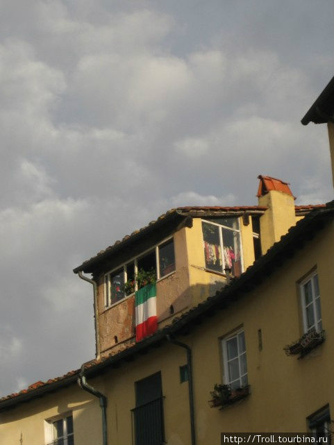 Кое-кто живет на манер Карлсона, на крыше, и еще флаг национальный криво повесил Лукка, Италия