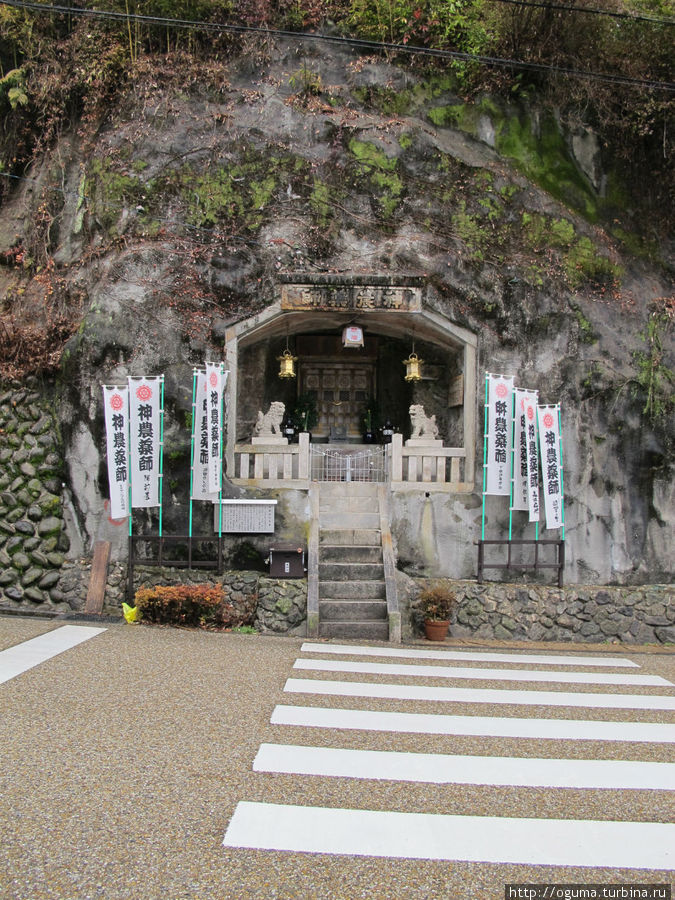 Синтоисткий храм в скале Гудзё, Япония