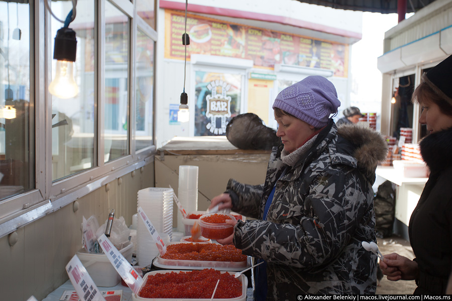 Самим продавцам всё равно, сколько стоит икра, её всё равно будут покупать. Торговаться они отказываются: не купишь ты — придёт следующий. Самим продавцам всё равно, сколько стоит икра, её всё равно будут покупать. Торговаться они отказываются: не купишь ты — придёт следующий.
