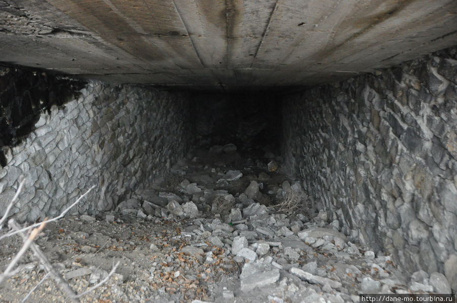 Это не очень большой тоннель протяженностью около 20 метров уходит под землю вниз Горловка, Украина