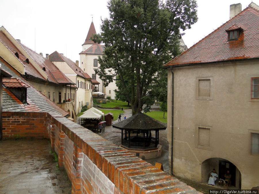 Вид на двор со смотровой площадки башни Худерка Кршивоклат, Чехия