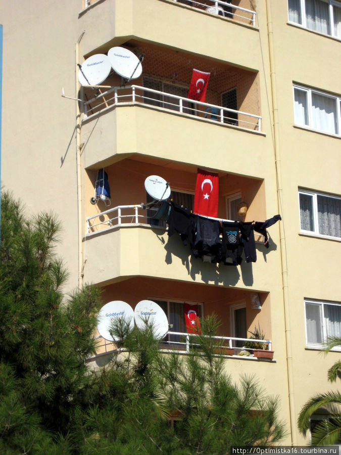 Праздник и будни на одном балконе. Стамбул, Турция