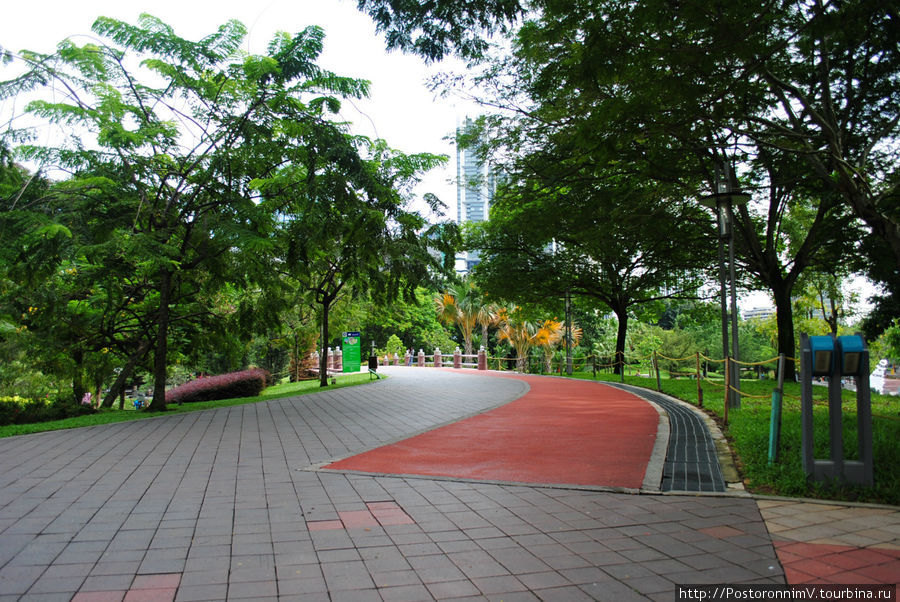 Замечательный парк за Петронасами. Вот бы мне такие беговые дорожки с приличным покрытием:) Куала-Лумпур, Малайзия