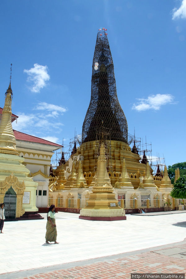 Главная ступа в строительных лесах Монива, Мьянма