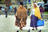 О боливийских бабушках вообще разговор особый. Выйдя первый раз на улицы боливийского города, я подумала, что попала в какой-то то ли голливудский фильм, то ли передачу Nacional Geographic — о древних цивилизациях. Таких бабушек в реальности не бывает, просто не может быть!