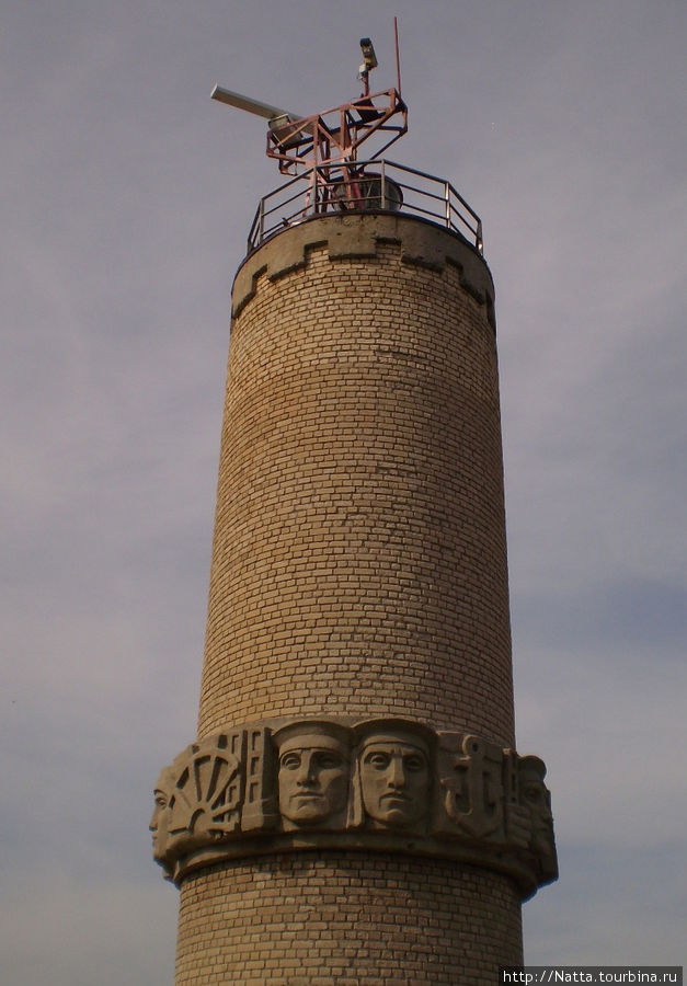 Памятник-маяк, поставлен в память о подвигах моряков, отдавших свою жизнь в годы Великой Отечественной войны