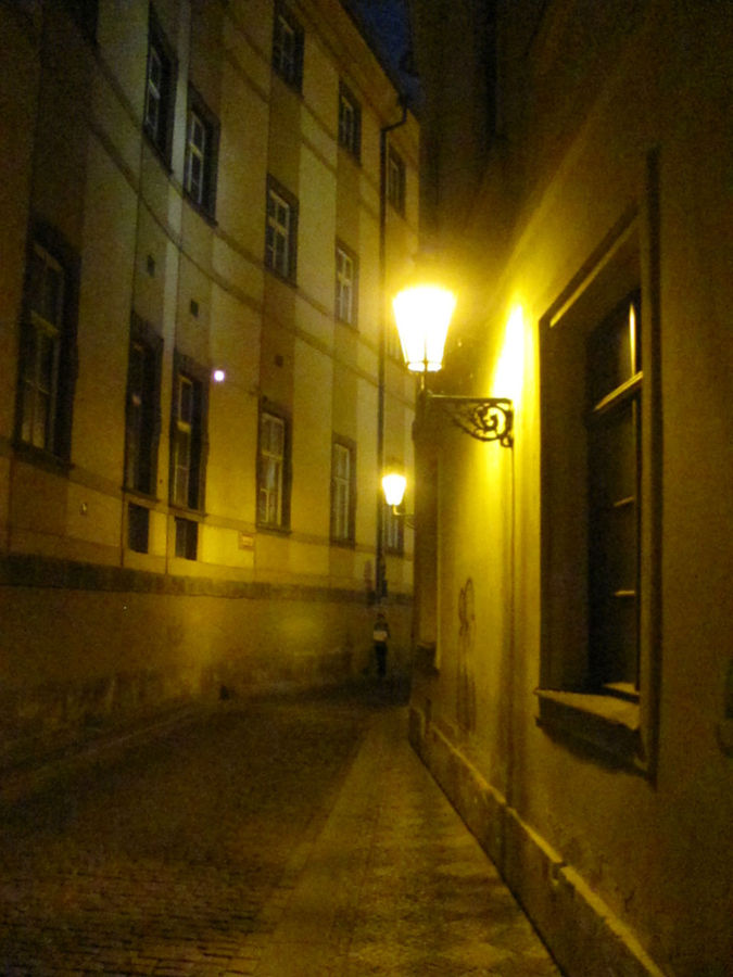 Поздно вечером усталые ноги еле несут до отеля Прага, Чехия