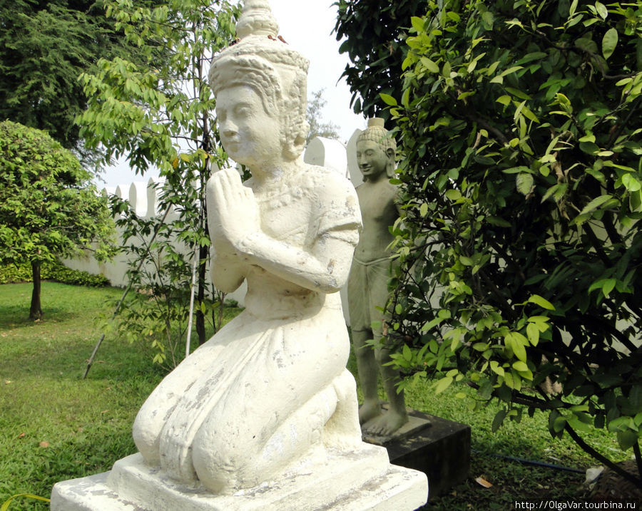 В парке много скульптур Пномпень, Камбоджа