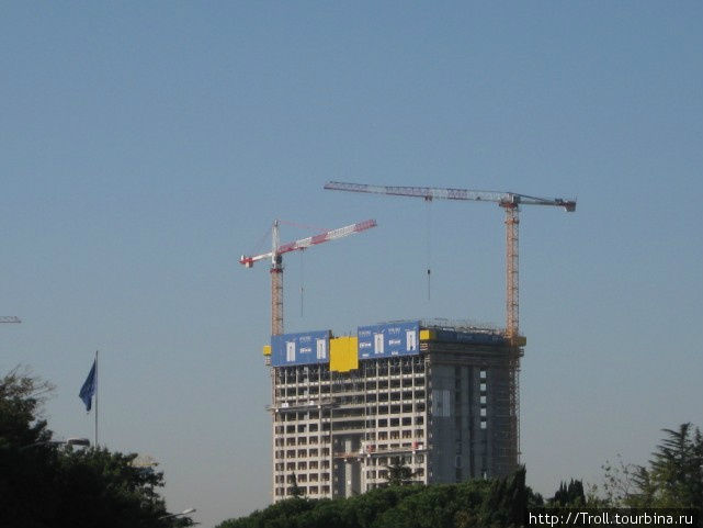 Римский небоскреб, вид в полупрофиль Рим, Италия Римский небоскреб, вид в полупрофиль Рим, Италия