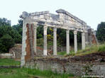 Руины храма и амфитеатра