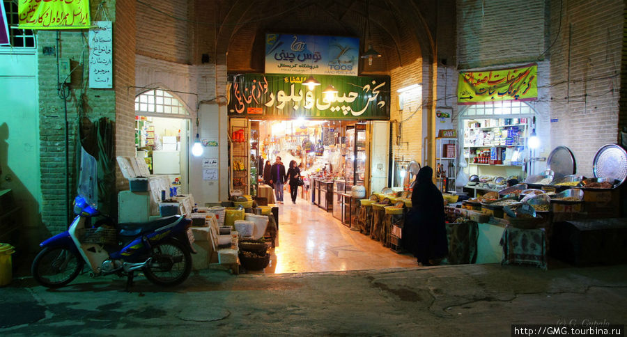 Некоторые проходы представляют собой тупик без окон и наружного освещения. Получается несколько загадочный мир. Исфахан, Иран