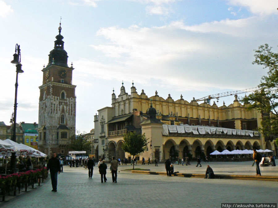 Возле Сукенниц возвышается башня Ратуши. Возле Сукенниц возвышается башня Ратуши.