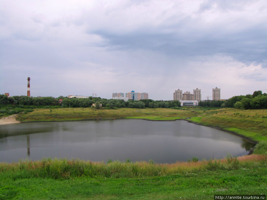 А за ним — обмелевшее Борисоглебское озеро и городской парк. Раменское, Россия