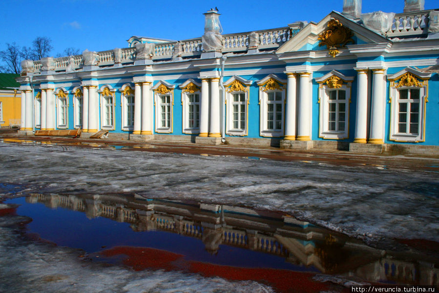 Разжиженное серебро талого снега под ногами Пушкин, Россия