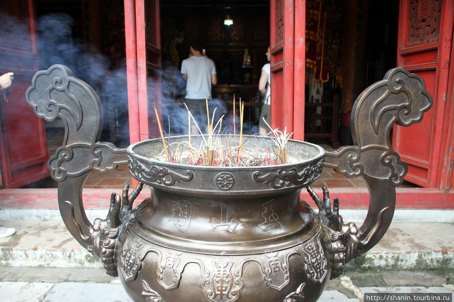Храм Нефритовой Горы Ханой, Вьетнам