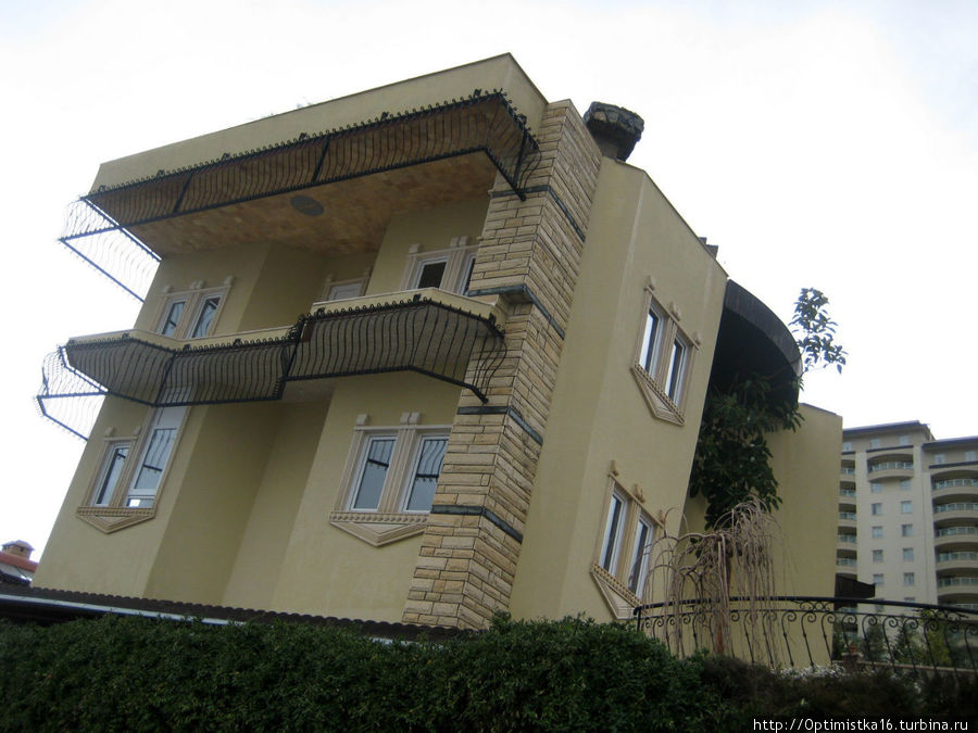 Этот дом я сфотографировала несколько раз.
Посмотрите на него внимательно. Он выглядит так, как будто его построили вверх ногами! Да ещё и под углом к земле.
Любопытно, не правда ли? Этот дом я сфотографировала несколько раз.
Посмотрите на него внимательно. Он выглядит так, как будто его построили вверх ногами! Да ещё и под углом к земле.
Любопытно, не правда ли?