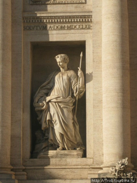Одна из многих богинь, представленных в архитектурной части Рим, Италия