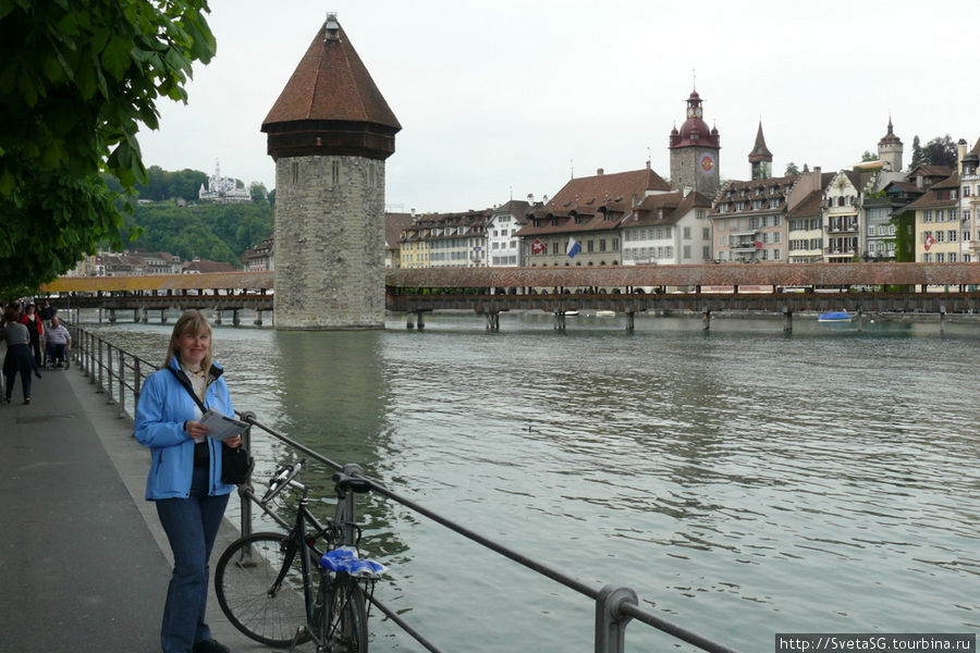 Читаем путеводитель, в котором написано, что это мост 14 века. Старейший в Европе. Люцерн, Швейцария