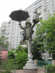 Памятник Оле-Лукойе перед театром кукол.
