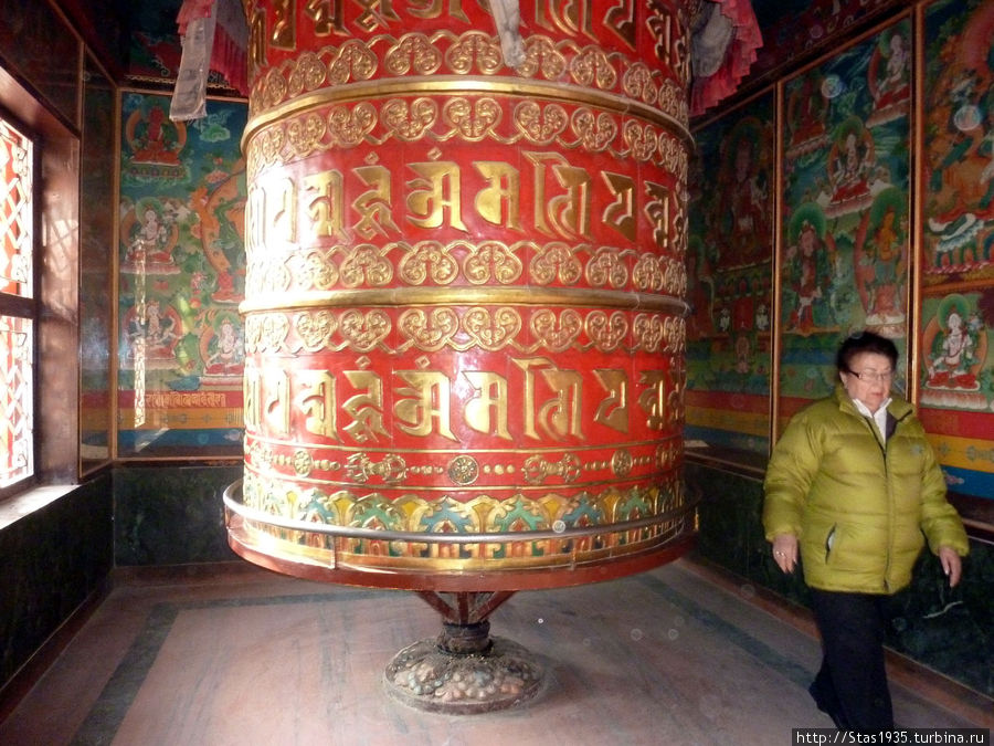 Катманду. Ступа Боуднатх. Молитвенное колесо ( барабан ) в буддистском храме. Патан (Лалитпур), Непал