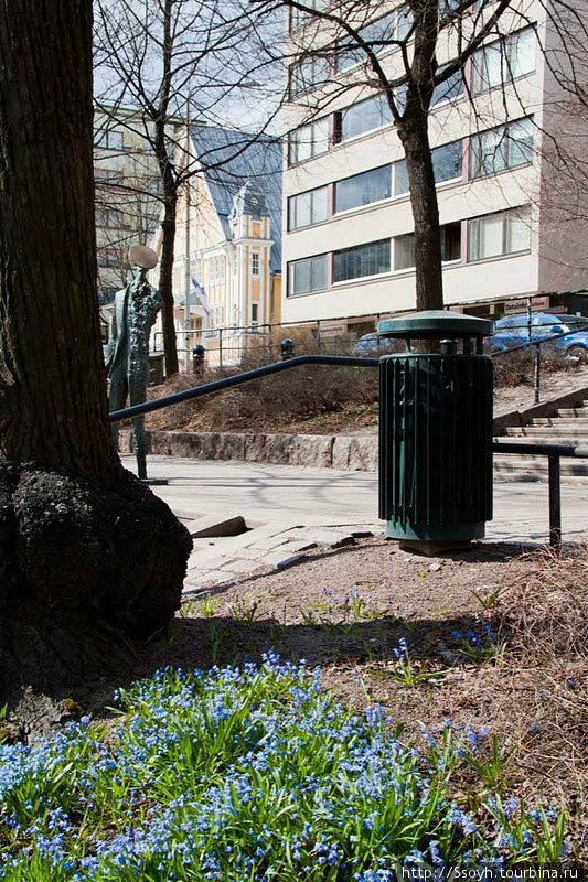 Прекрасный городской пейзаж — мусорка, цветочки и чувак без башки. Котка, Финляндия