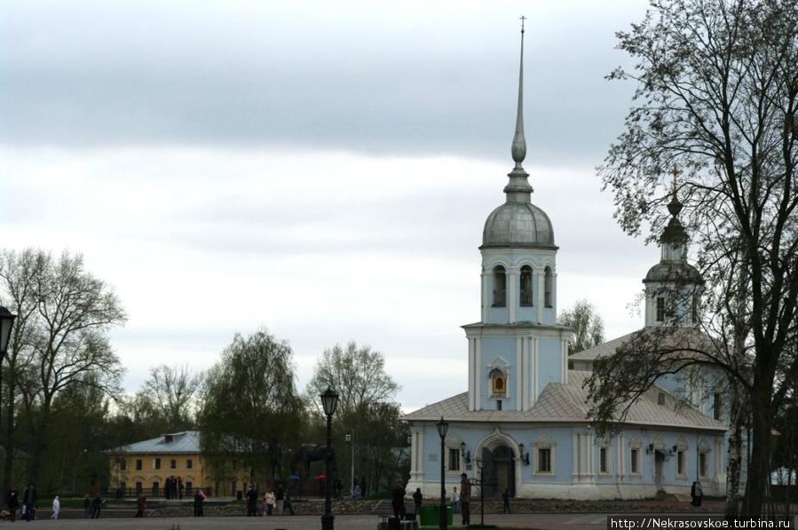 Церковь Александра Невского рядом с памятником Батюшкову на набережной. Россия