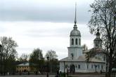 Церковь Александра Невского рядом с памятником Батюшкову на набережной.