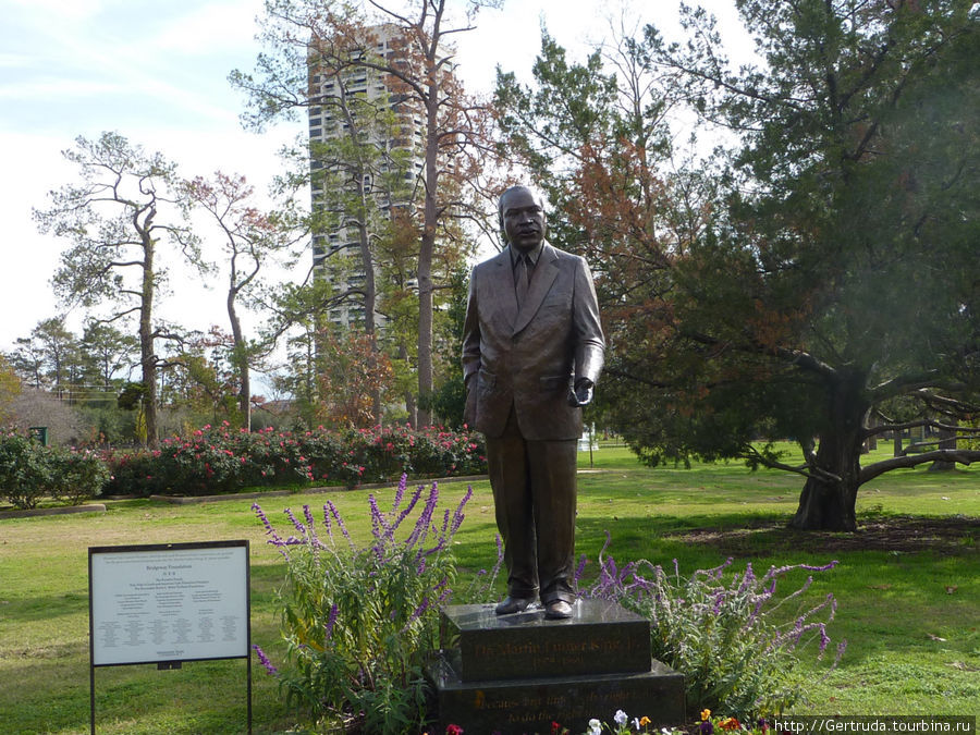 Памятник Мартину Лютеру Кингу- борцу за права чернокожих Хьюстон, CША