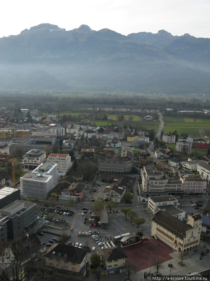 Горы, и столица — Вадуц, вид со стороны княжеского замка Лихтенштейн