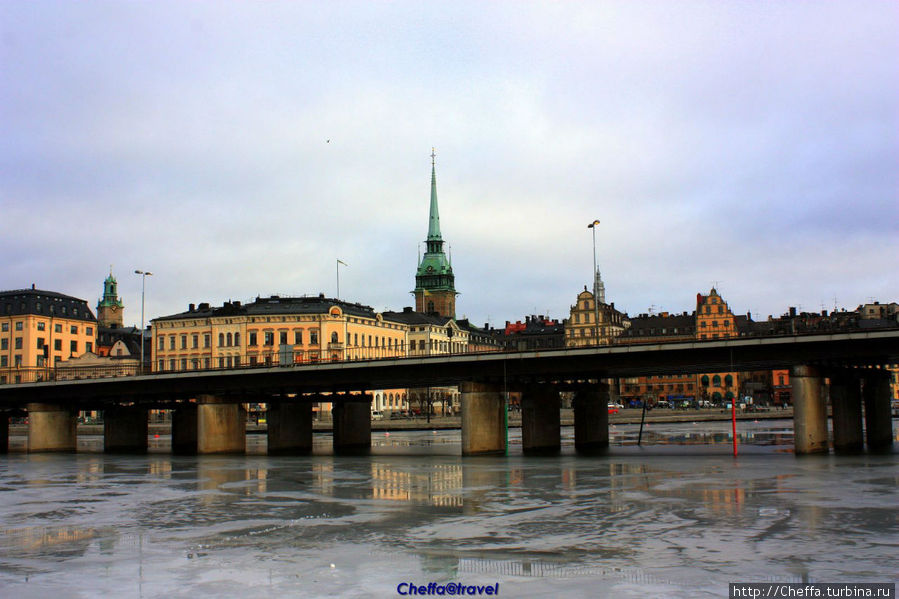 Гамла Стан за центральным мостом (точнее связкой авто- и метро- мостов). Стокгольм, Швеция