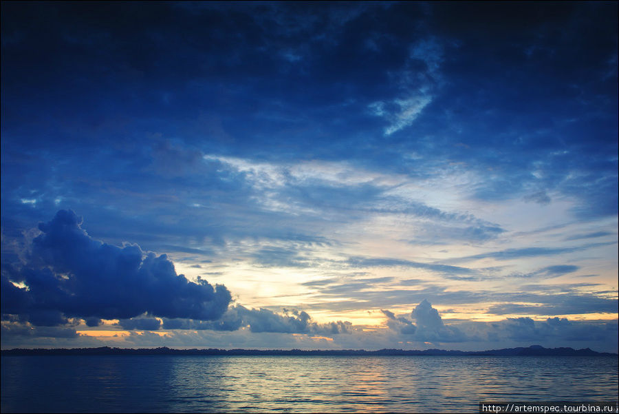 Рассвет в океане Суматра, Индонезия