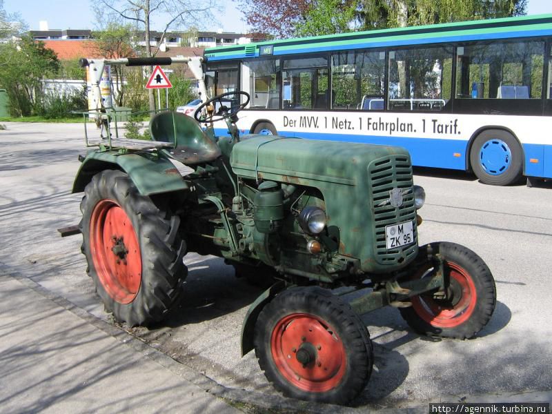Трактор годов 30-х на улице — это тоже примета немецких пригородов, здесь их можно встретить довольно часто Земля Бавария, Германия