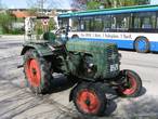 Трактор годов 30-х на улице — это тоже примета немецких пригородов, здесь их можно встретить довольно часто