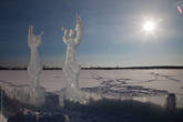 Заснеженная Онега и скульптуры ангелов изо льда, оставшиеся после праздника Крещения.