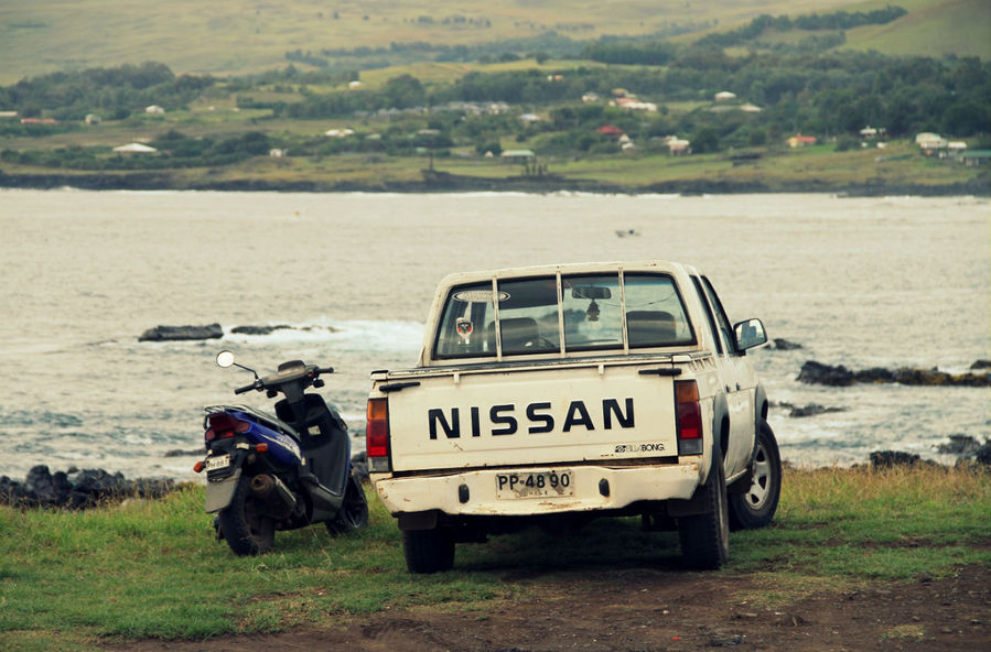 Это приехали люди с удочками просто порыбачить после работы Ханга-Роа, остров Пасхи, Чили