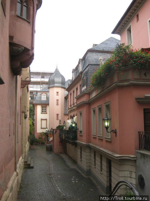 Милая улица ниже этажом Майнц, Германия