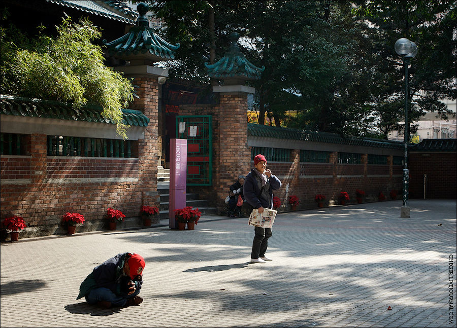 Рядом стоит храм с нищими и небольшой парк с лавочками, на которых дремали люди постарше. Кто-то просто молился, а кто-то делился последними новостями с соседями Монгкок, Гонконг